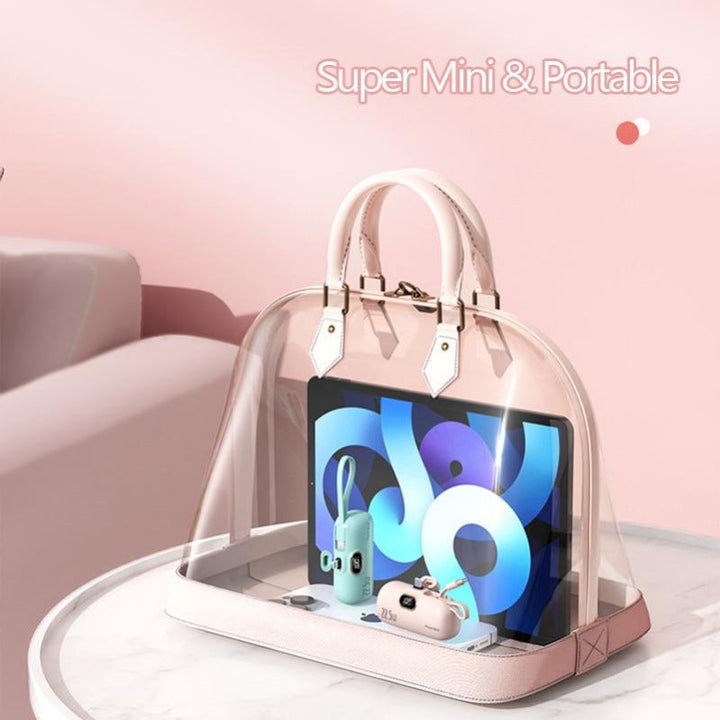 Sehr kompakte Ladebank (Akkupack) passt in jede Handtasche. Ein tragbares Gadget für unterwegs.