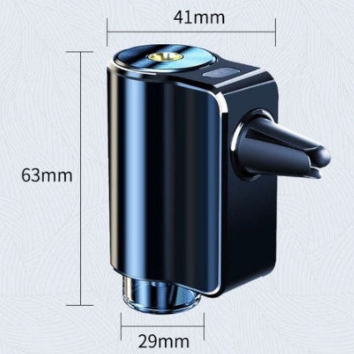 Person hält kompakten Auto Aroma Diffusor, ideal für ätherische Öle & Wohlfühlatmosphäre während der Fahrt.