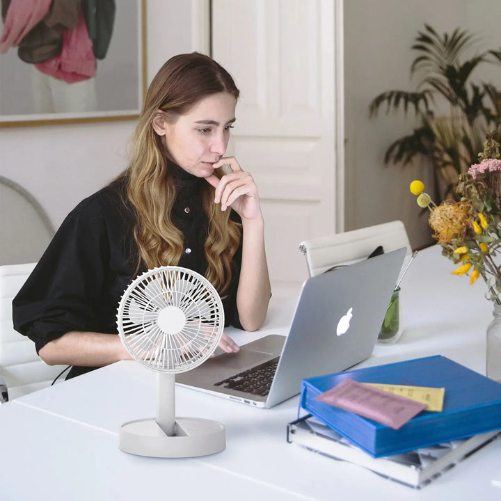 Leiser Akku-Ventilator, faltbar & tragbar, mit USB-Anschluss. Effektive Kühlung für Sommer & Reisen, 4 Leistungsstufen.