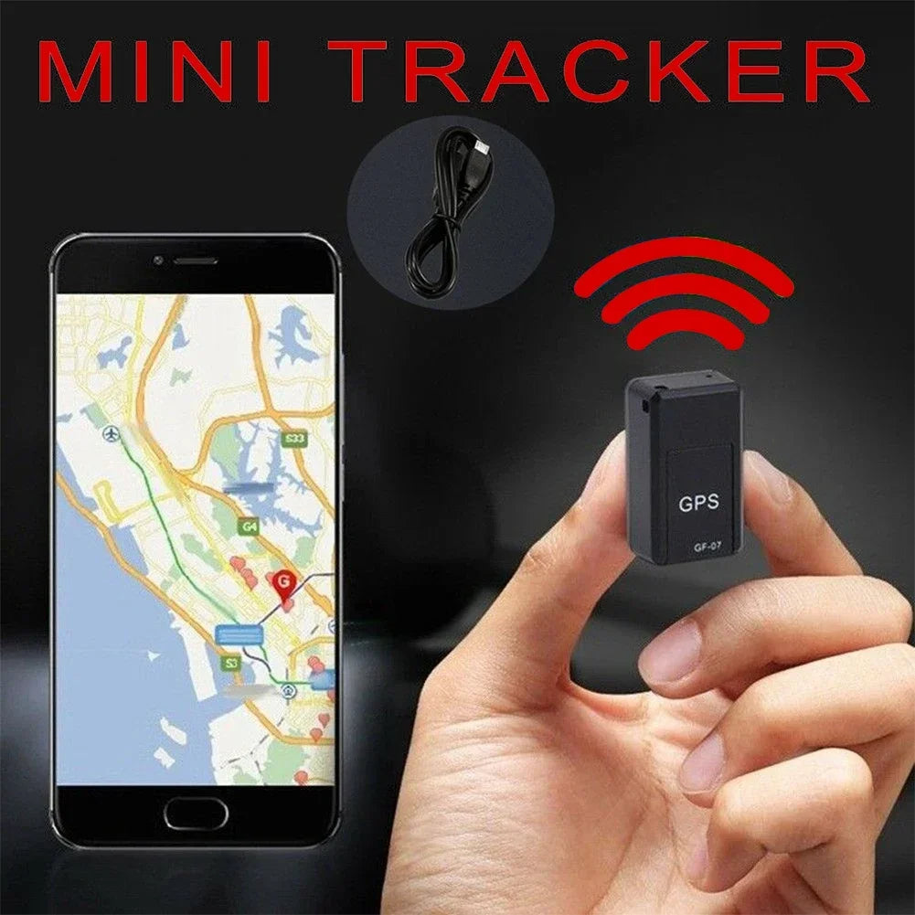 Detailansicht des kompakten GSM-Trackers. Mini-Ortungsgerät in Schwarz, ideal für diskreten Diebstahlschutz.