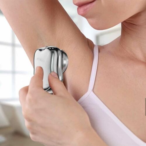 Eleganter, kompakter Mini Elektrorasierer für Herren. Wasserdicht und USB-aufladbar für tägliche Bartpflege.