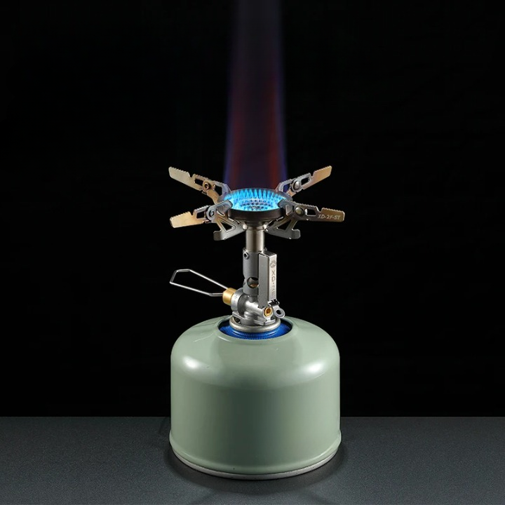 Kompakter Mini Camping-Gaskocher aus Edelstahl/Aluminium mit einstellbarer Flamme für Wanderungen.