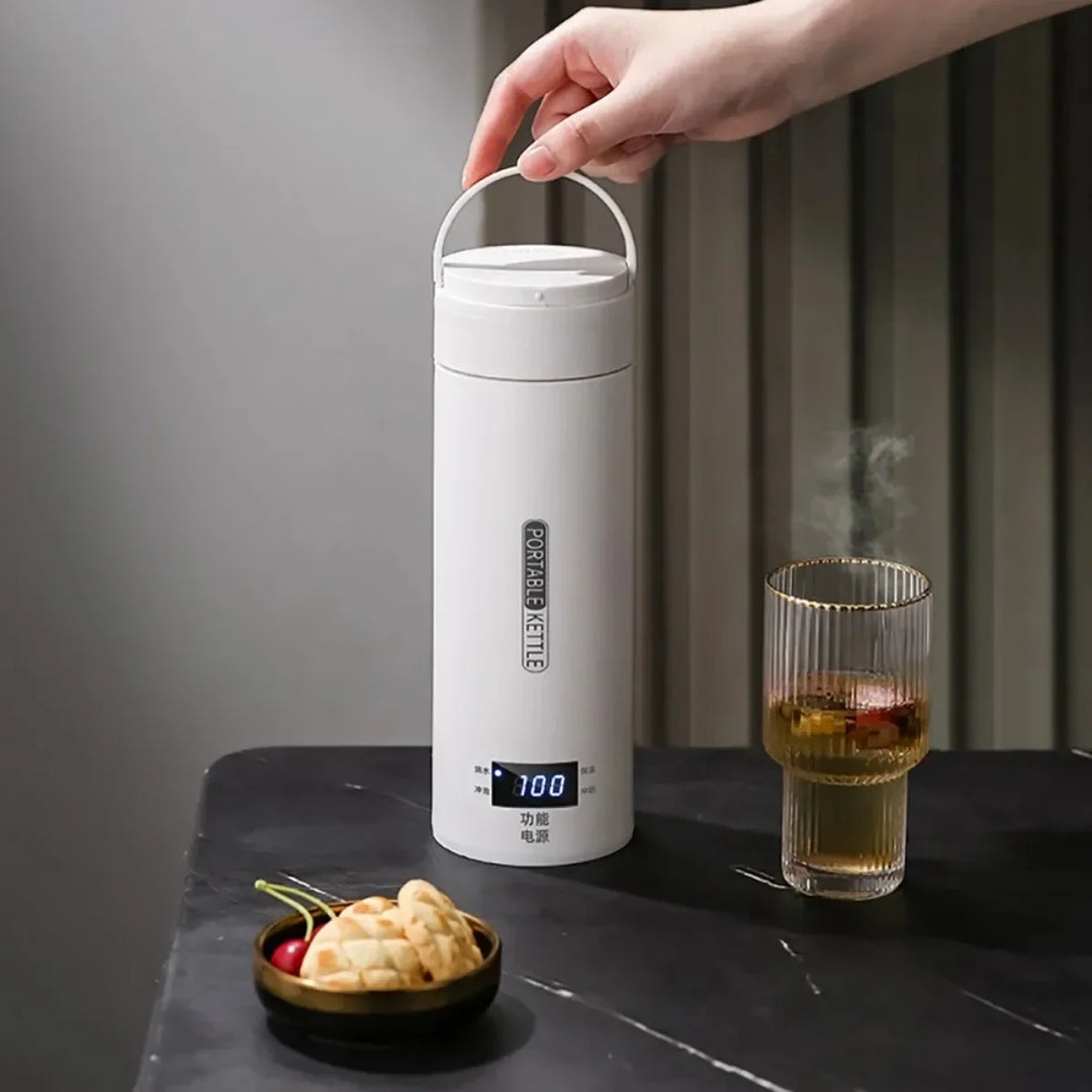 Vielseitiger Reise-Tee- und Kaffeezubereiter, 500 ml, mit kompakter Bauweise und LCD-Temperaturanzeige.