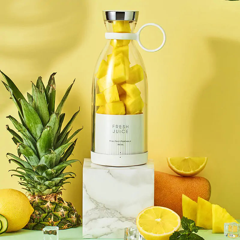 Stylisher SmoothEase tragbarer Mixer für cremige Smoothies & gesunde Säfte. Perfekt für den täglichen Bedarf.