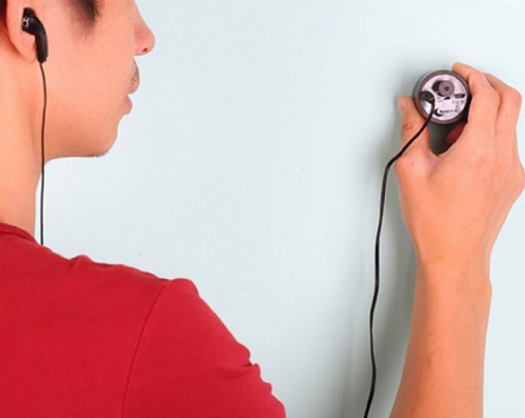 Innovatives Gadget für Umgebungshören: Geräuschverstärker mit Mikrofon zum Lauschen durch feste Oberflächen.