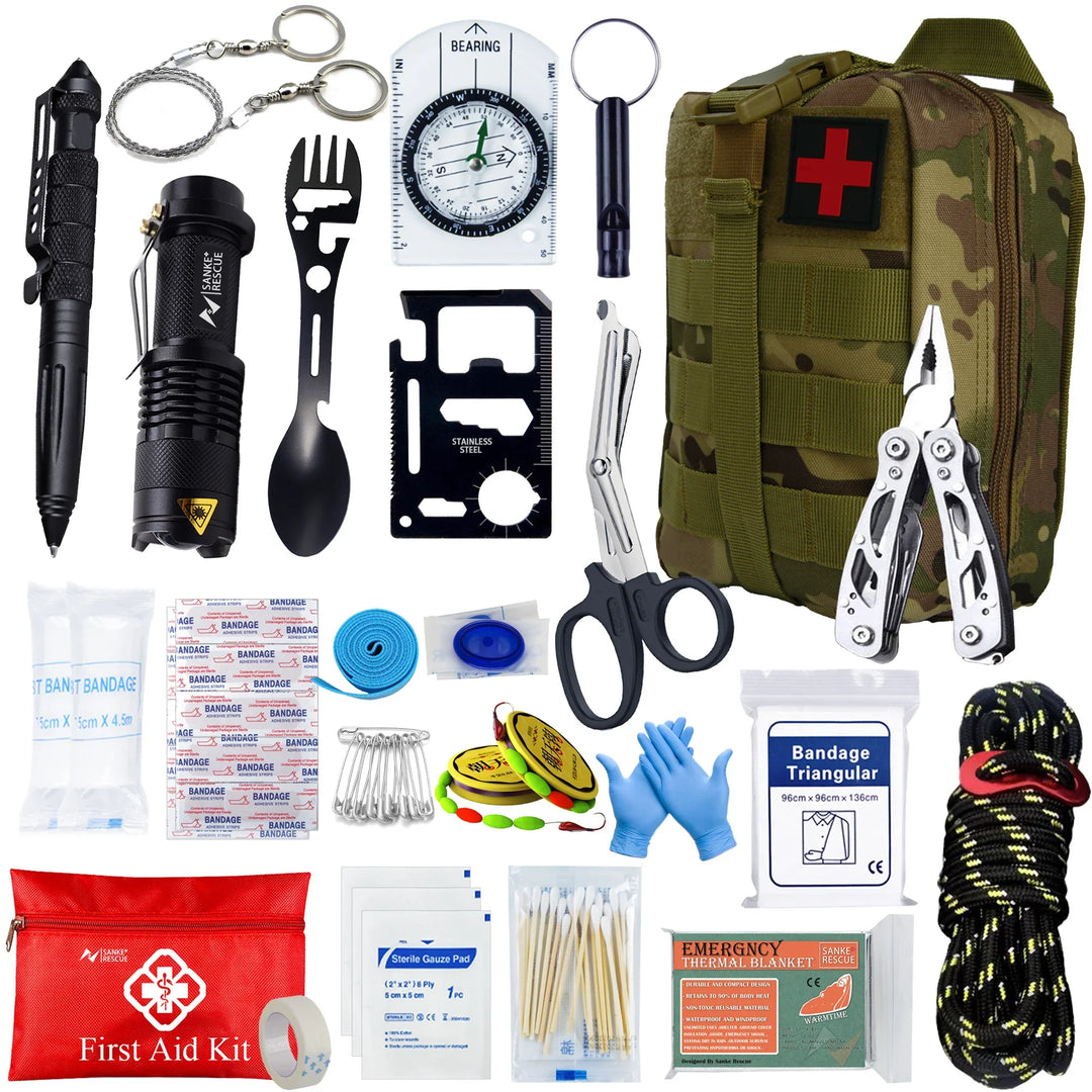 Kompass im Einsatz aus dem 24-teiligen Outdoor Survival Kit. Orientierungshilfe & Notfallset für Wanderer.