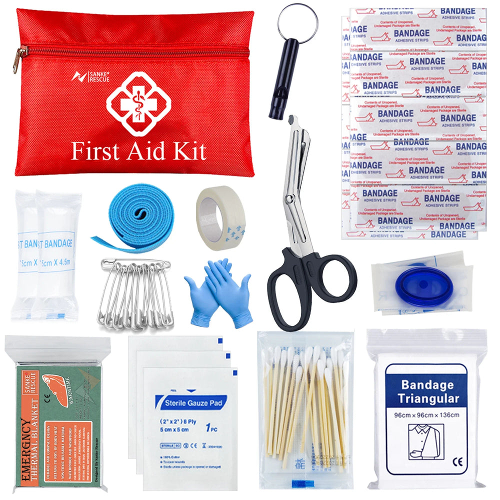 Alle 24 Teile des Notfall Survival Kits ausgebreitet: Multitool, Kompass, Erste Hilfe Set, Feuerstarter für Outdoor.