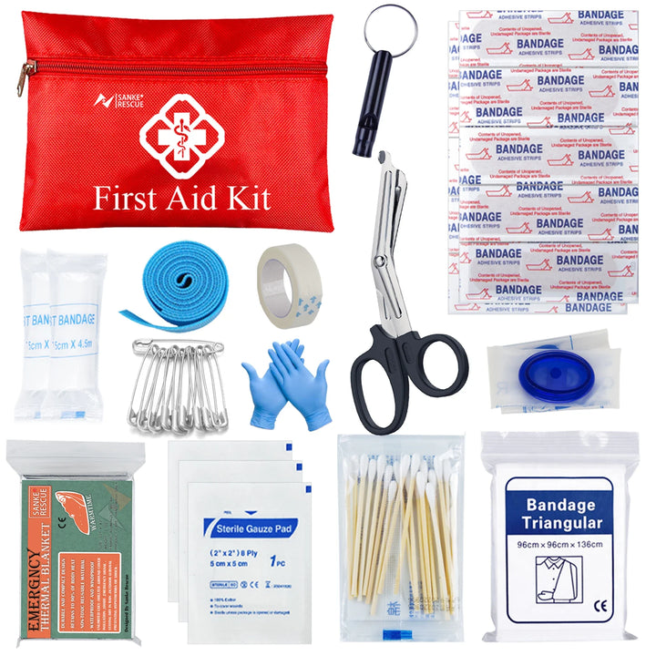 Alle 24 Teile des Notfall Survival Kits ausgebreitet: Multitool, Kompass, Erste Hilfe Set, Feuerstarter für Outdoor.