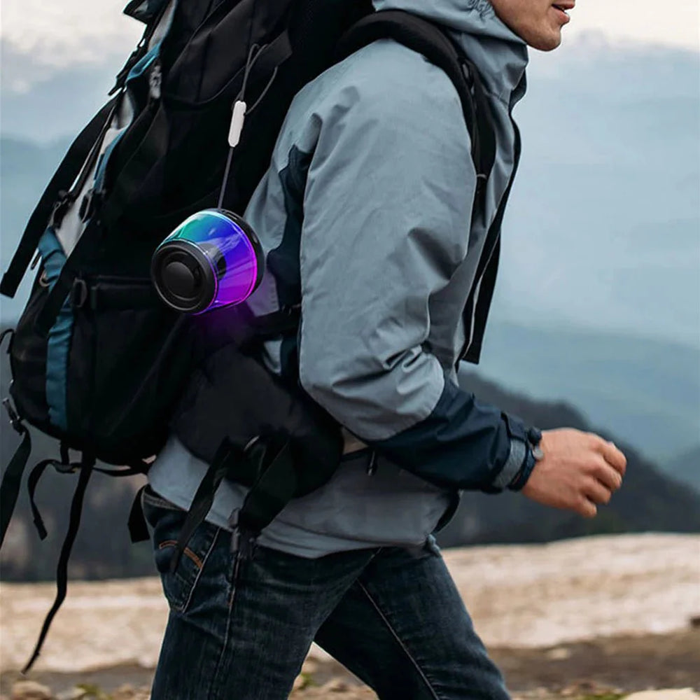 Tragbarer Mini Bluetooth Lautsprecher, ideal für Reisen und unterwegs; kabelloser Musikgenuss.
