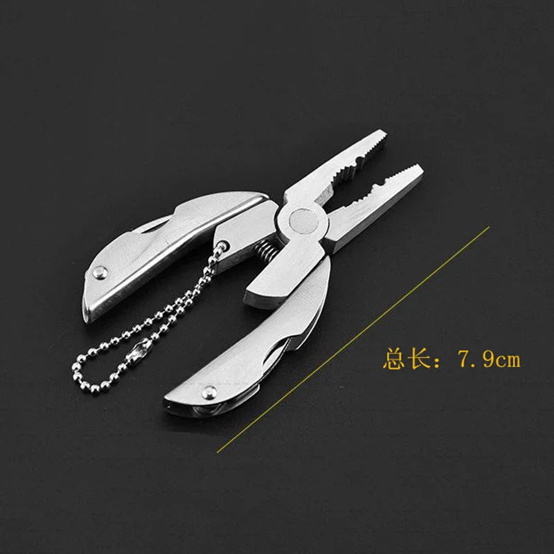 Faltbares Multitool im Schlüsselanhänger-Design mit Zange & scharfem Messer. Kompakt für jede Outdoor-Ausrüstung.