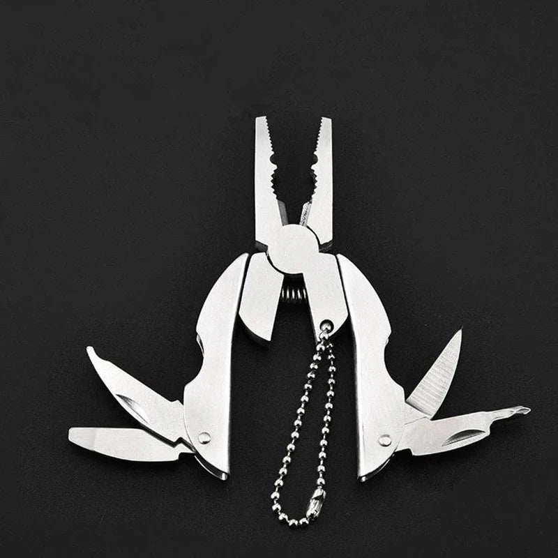 Vielseitiges Edelstahl-Multitool für Outdoor. Integrierte Zange, scharfes Messer, Schraubendreher als Schlüsselanhänger.