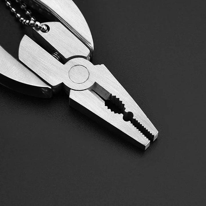 Mini-Taschenwerkzeug für Camping, Wandern & Survival. Kompaktes Design mit Zange, Messer und Schraubendreher am Schlüsselbund.