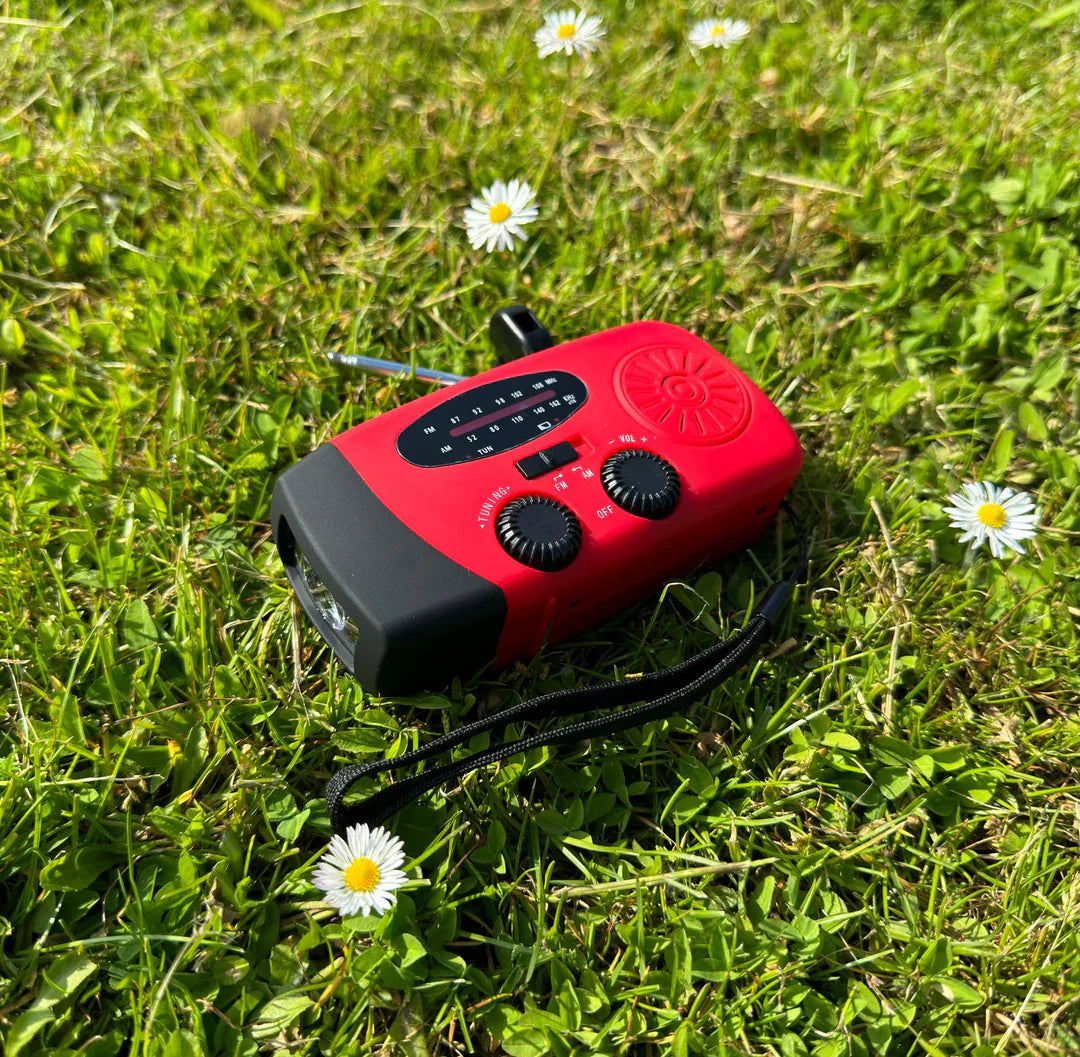 Multifunktionales Notfallradio mit integrierter Powerbank, Taschenlampe & Alarmfunktion, ideal für Krisenvorsorge.