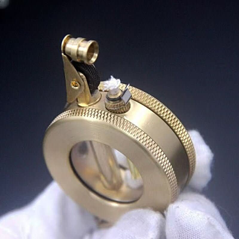 Vintage Kerosin Feuerzeug aus robustem Metall, kompaktes Retro-Design, nachfüllbar, ideal für jeden Stil.