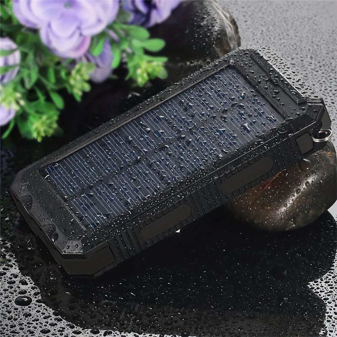 Tragbares Solarladegerät lädt Smartphone über Powerbank draußen. Perfekt für Reisen, Camping & Abenteuer.