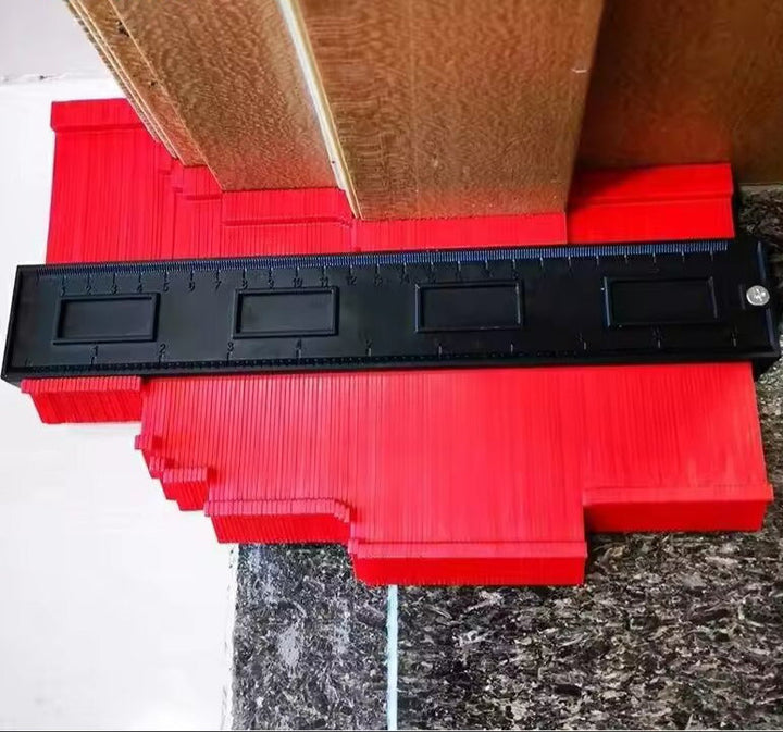 Konturenlehre für präzises Abnehmen komplexer Formen beim Fliesenlegen oder Laminatverlegen.