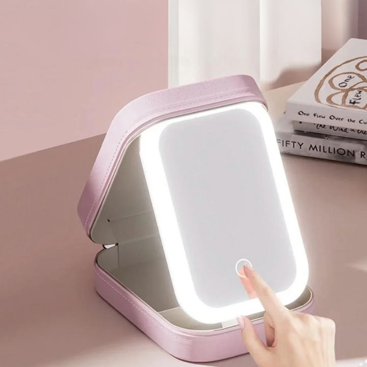 Tragbarer Reise-Kosmetikkoffer mit LED-Spiegel für Make-up unterwegs; sichere Beauty-Organisation.