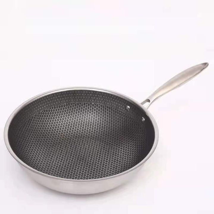Ergonomischer Griff an der energieeffizienten Edelstahlpfanne, perfekt für induktives Kochen in jeder Küche.