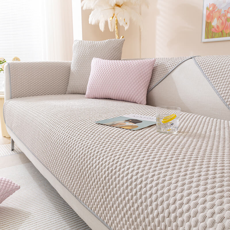 Kratzschutz Kühlsofa-Bezug auf modernem Sofa, bietet Komfort und Schutz im Wohnzimmer.