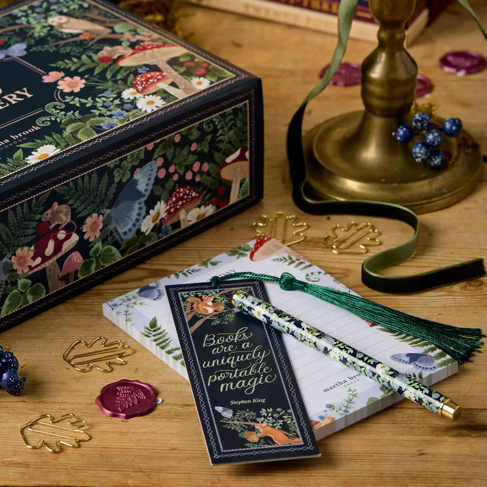 Adventskalender CraftJoy, offene Türen zeigen Notizbuch, bunte Stifte & Sticker für kreatives Journaling.