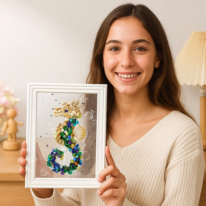 Inhalt des Meerglas Kunst DIY Sets: bunte Meeresscherben, Treibholz, Rahmen und Kleber für dein maritimes Projekt.