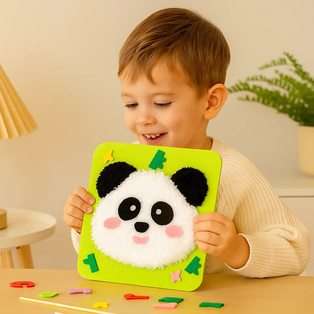 Kinder basteln gemeinsam Tier-Stickpuppen mit dem kreativen Bastelset, ideal für Gruppenaktivitäten.
