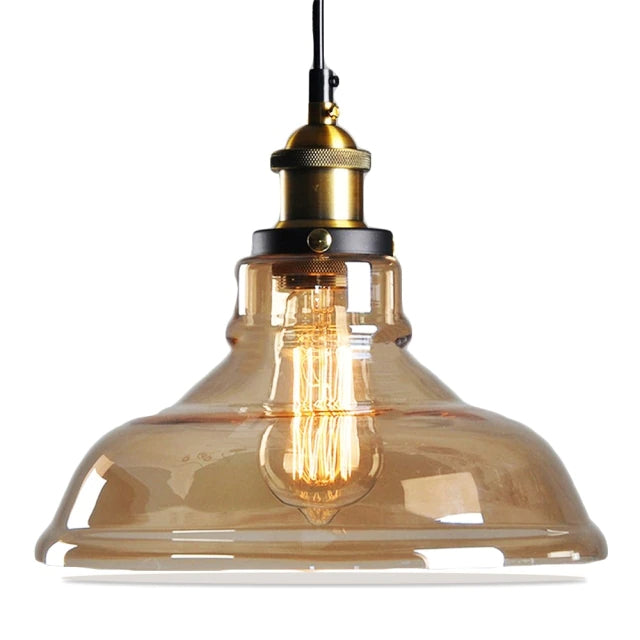 Luxuriöse Vincent Kristall-Hängelampe im Wohnzimmer. Exquisite Ambientebeleuchtung und Designlampe.