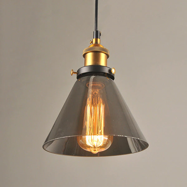 Detailaufnahme der Vincent Hängelampe. Glänzende Kristalle und Metallelemente der Designlampe.