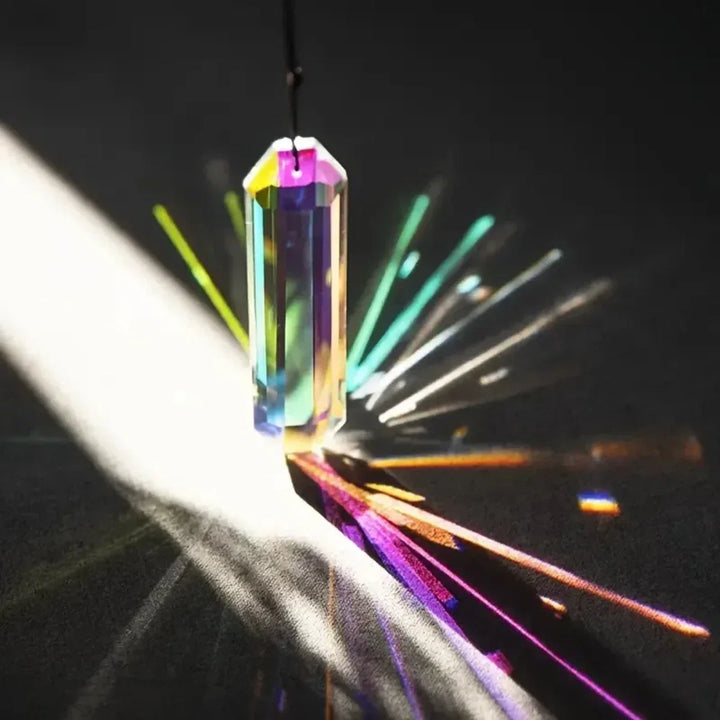 Kristall-Sonnenfänger Set mit 2 Regenbogen Prismen für faszinierende Lichtspiele an Fenster und Garten.