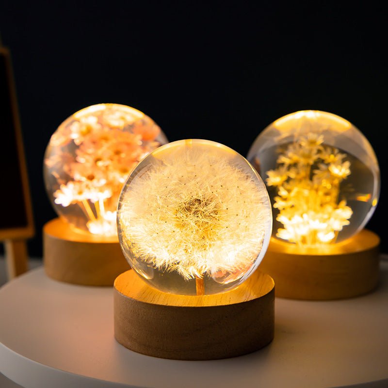 Dekorative Kristallkugel-Lampe mit integrierter 3D-Blume, runder Holzbasis, perfektes Nachtlicht & Geschenkidee.