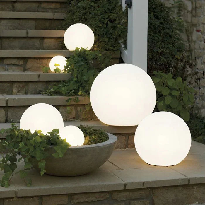 Kugelförmige LED-Gartenleuchte GlowSphere, solarbetrieben, für stimmungsvolle Außenbeleuchtung.