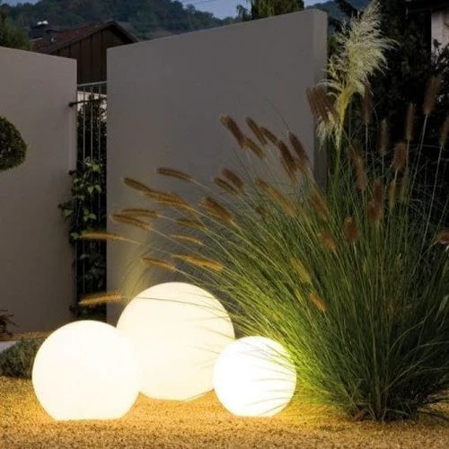 Wetterfeste kugelförmige LED-Lampe für den Garten, ideal als Stimmungslicht und Dekoration.