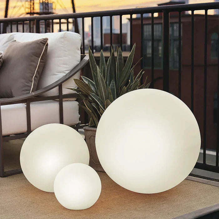 Dekorative LED-Kugelleuchte, solarbetrieben, für stimmungsvolle Beleuchtung im Garten und auf der Terrasse.