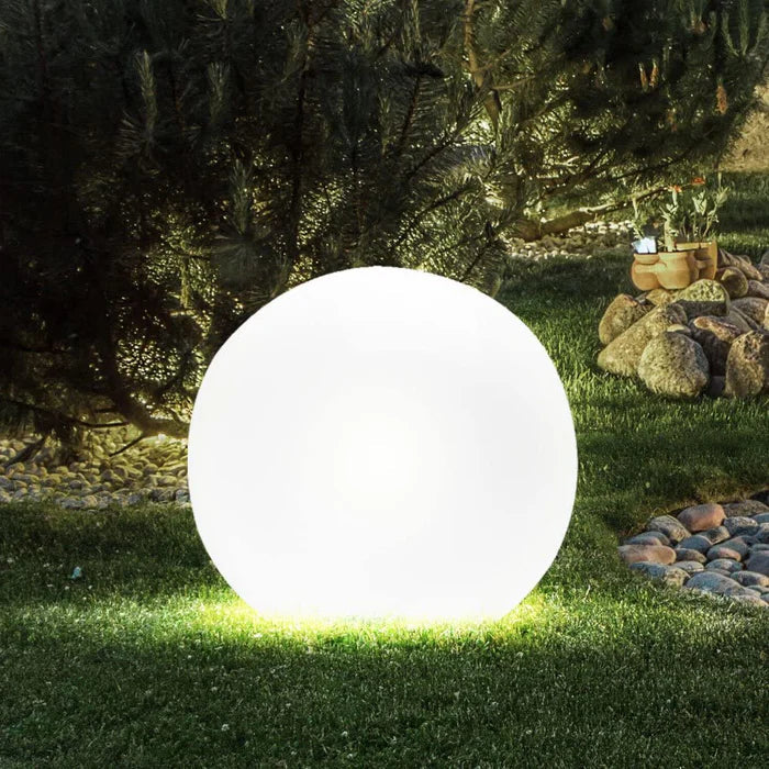 Kugelförmige LED-Außenleuchte mit Farbwechsel, solarbetrieben, für beeindruckende Gartendeko.