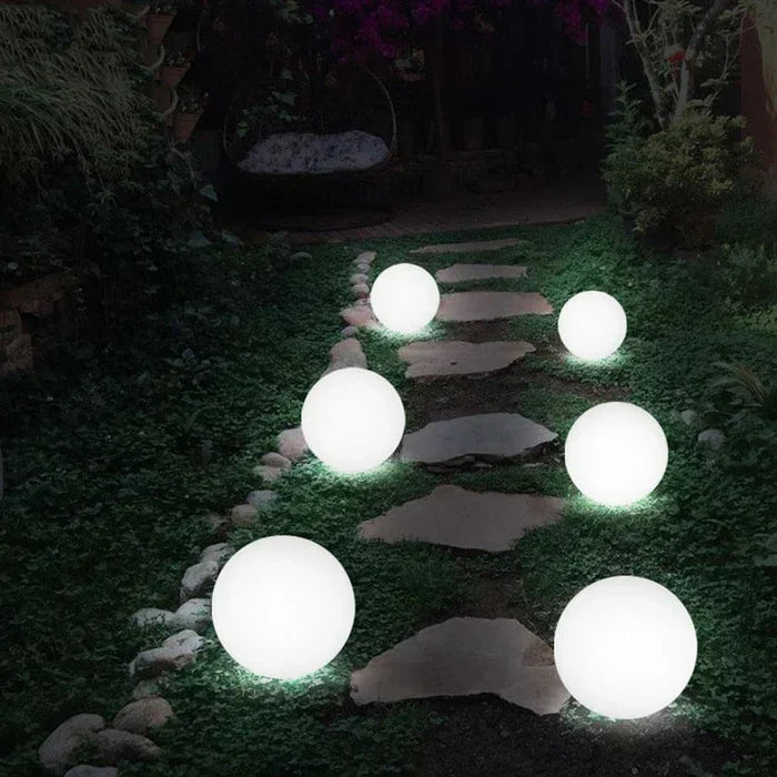 GlowSphere LED-Gartenlampe, kugelförmig, mit Ambiente-Farbwechsel für stimmungsvolle Abende.