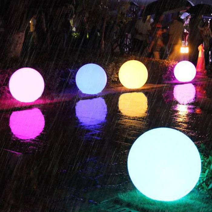 Terrassenleuchte: Solarbetriebene LED-Kugel, wetterfest, für gemütliches Stimmungslicht.