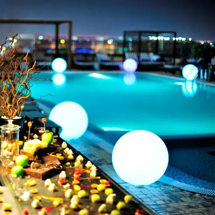 Gartendeko: Moderne LED-Kugelleuchte GlowSphere, solarbetrieben, für Außenbeleuchtung mit Flair.