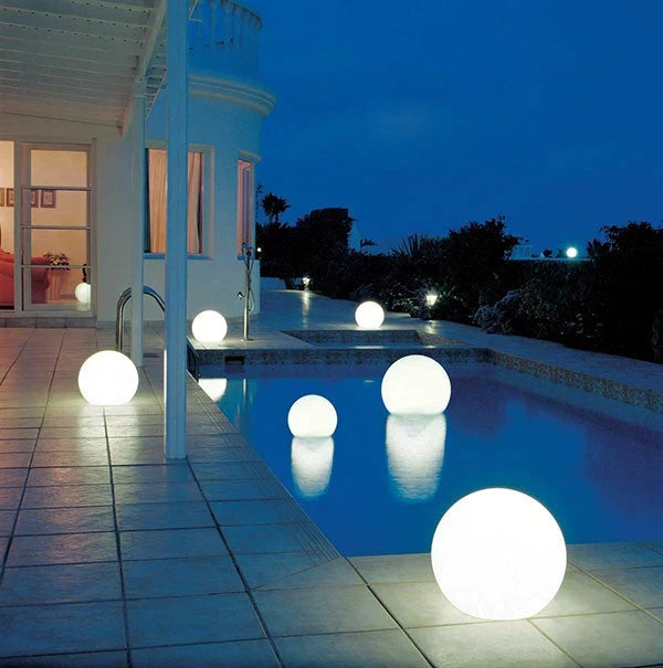 Kugelförmiges LED-Gartenlicht, solarbetrieben, mit Farbwechselfunktion für eine lebendige Atmosphäre.