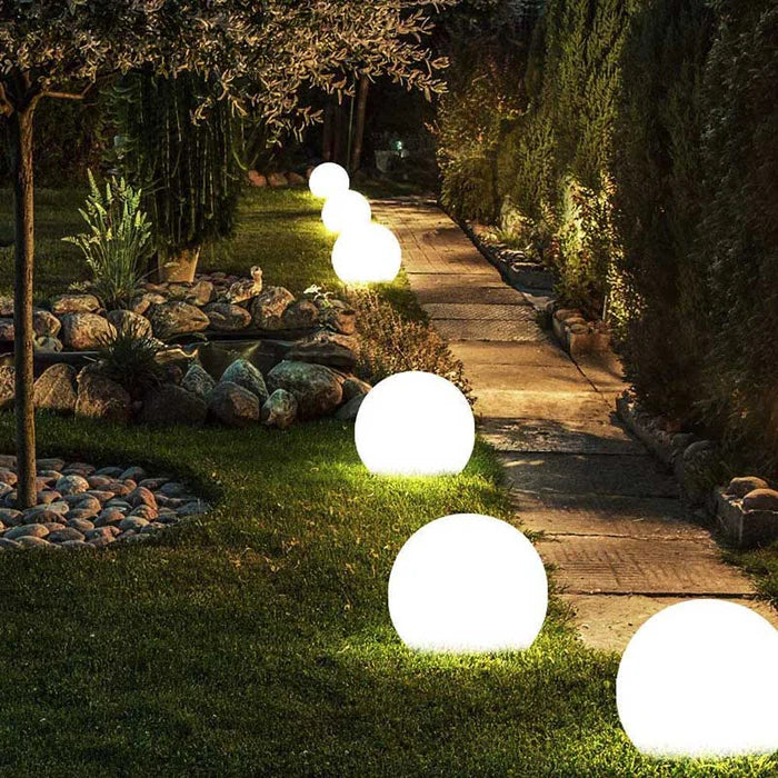 Wetterfeste LED-Gartenlampe mit Farbwechsel, ideal als Gartendeko und Stimmungslicht.