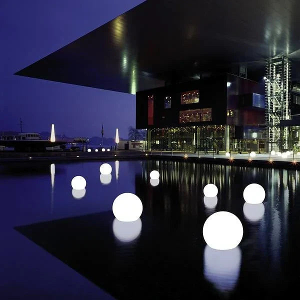 Stimmungslicht: GlowSphere LED-Lampe, kugelförmig, solarbetrieben, für den Außenbereich.