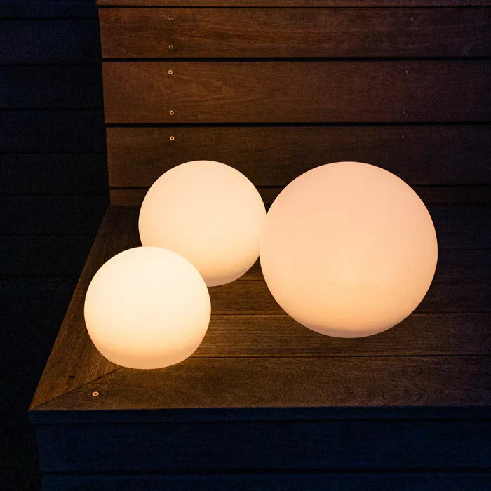 Solar-Gartenkugel mit LED, schafft gemütliche Ambientebeleuchtung auf Terrasse & Garten.