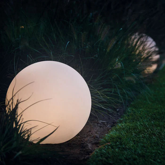 GlowSphere LED-Kugelleuchte für den Garten, moderne Außenbeleuchtung mit Farbwechsel-Effekt.