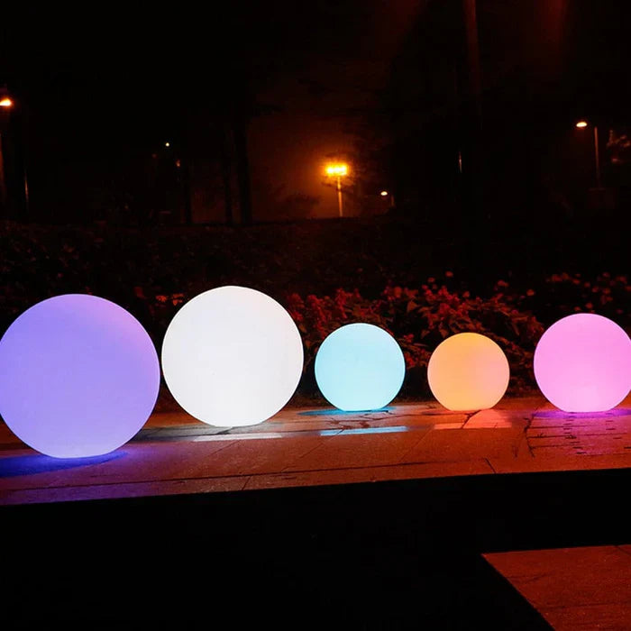 Kugelförmige Solar-LED-Leuchte, wetterfest und ideal für Gartendeko und Terrassenbeleuchtung.
