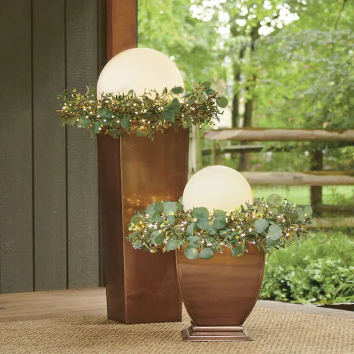 Farbwechsel-LED-Lampe als Gartendeko, kugelförmig, wetterfest und energiesparend solar.