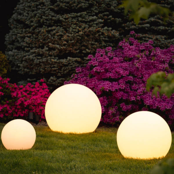 Gartenleuchte GlowSphere: Moderne LED-Außenbeleuchtung, solarbetrieben, mit stimmungsvollem Licht.