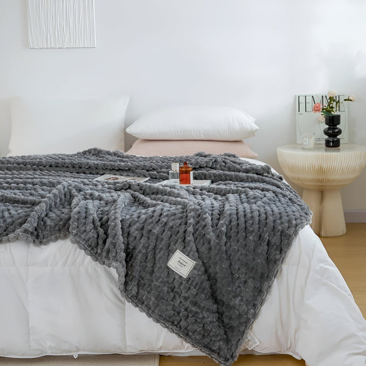 Weiche Mikrofaser Kuscheldecke, warm und pflegeleicht, perfekt für Sofa und Schlafzimmer.