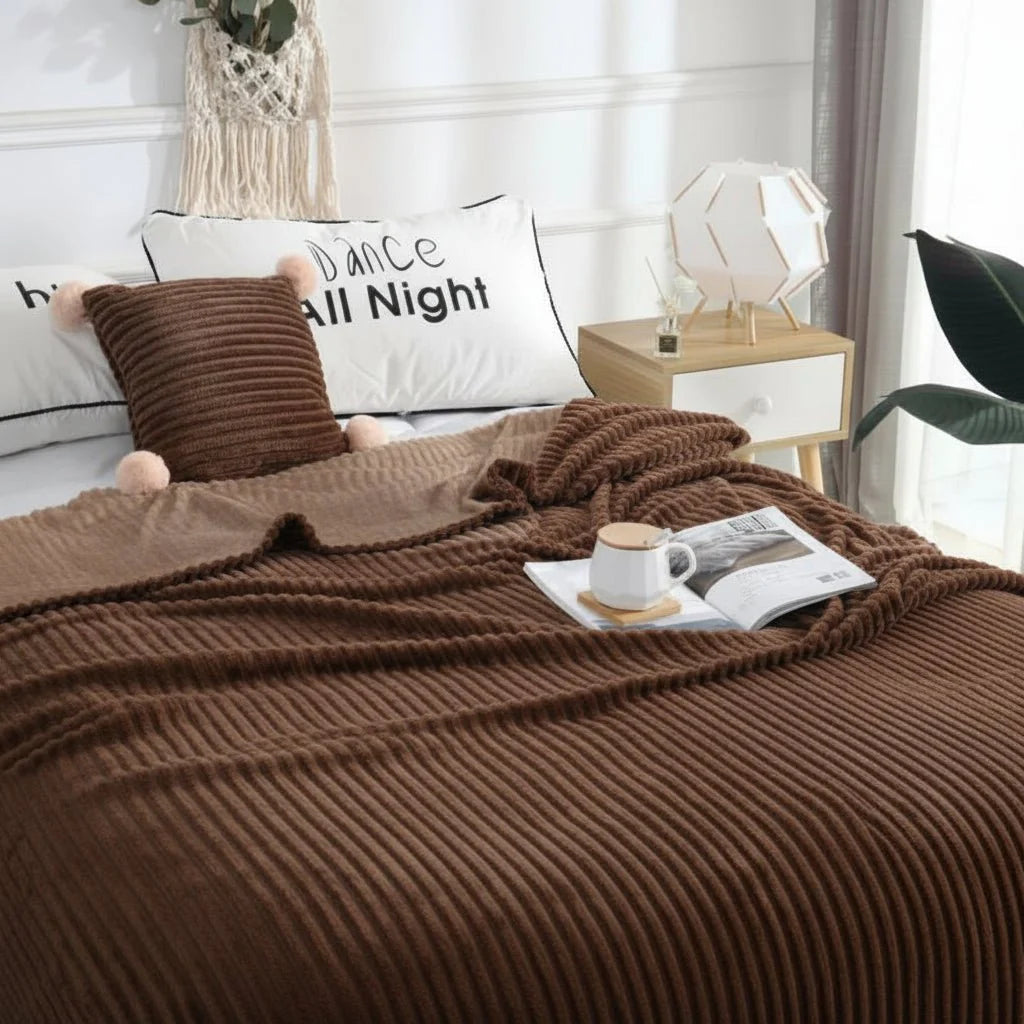 Pflegeleichte gestreifte Flanell-Fleece-Decke, warm und weich; ideal für den täglichen Gebrauch als Wohndecke.