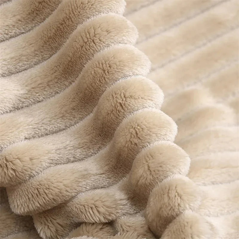 Elegante Flanell-Fleece-Decke mit feinen Streifen, bereichert jedes Wohnzimmer und bietet angenehme Wärme.