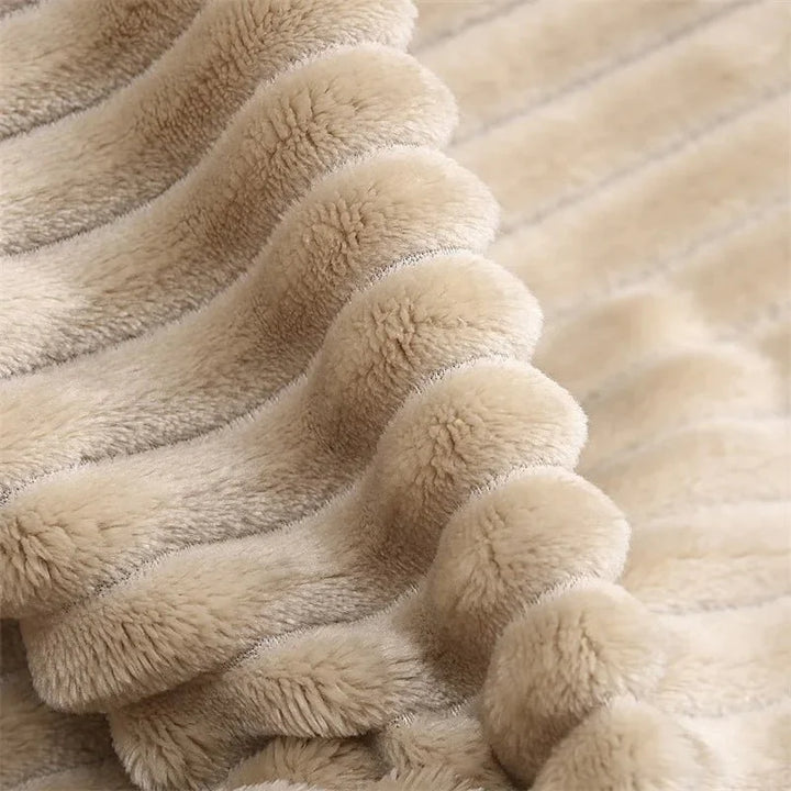 Elegante Flanell-Fleece-Decke mit feinen Streifen, bereichert jedes Wohnzimmer und bietet angenehme Wärme.