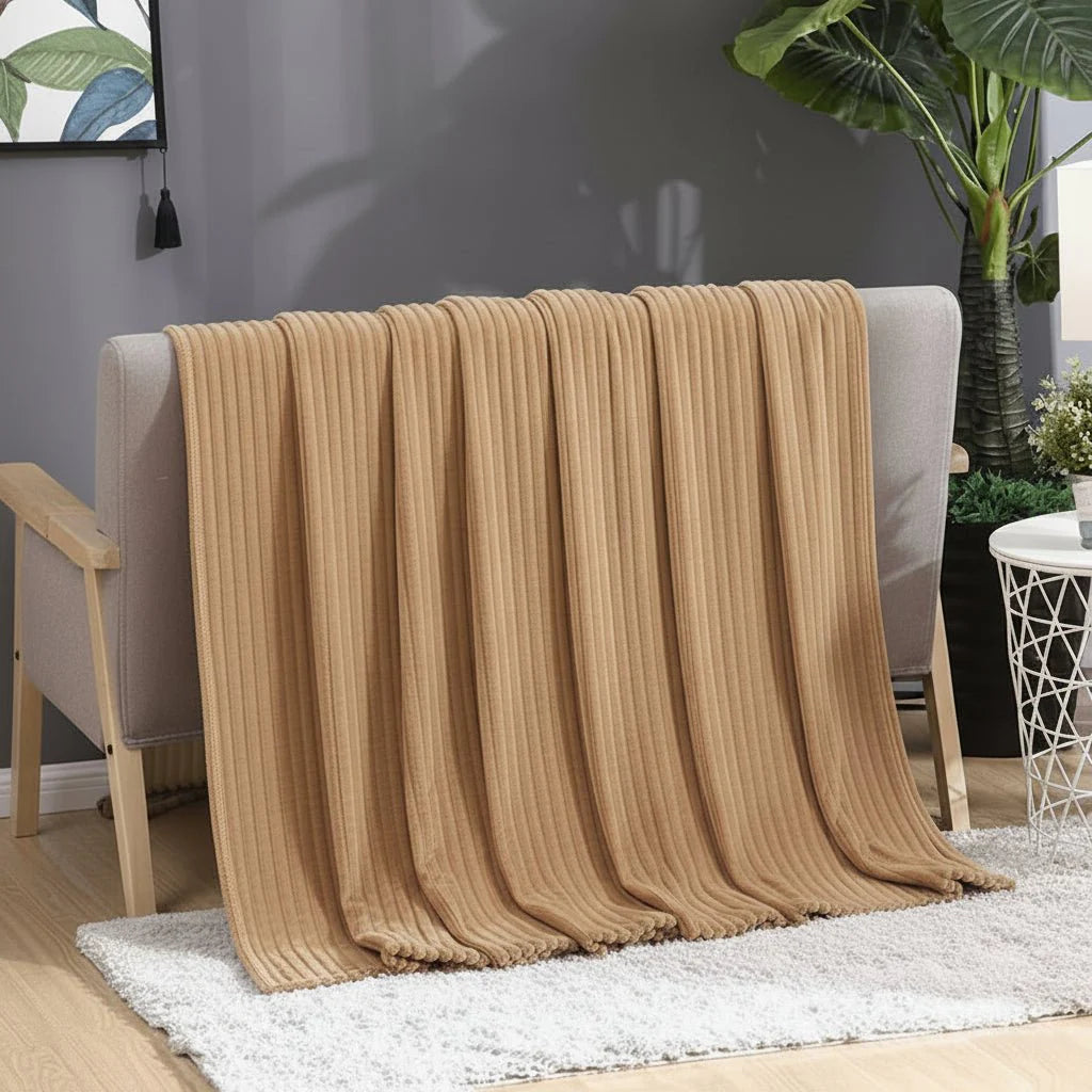 Hochwertige gestreifte Flanell-Fleece-Decke, kuschelig weich und langlebig, perfekt zum Einkuscheln zu Hause.